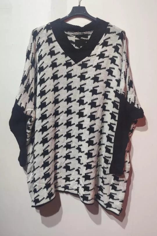 Mia Black white jumper