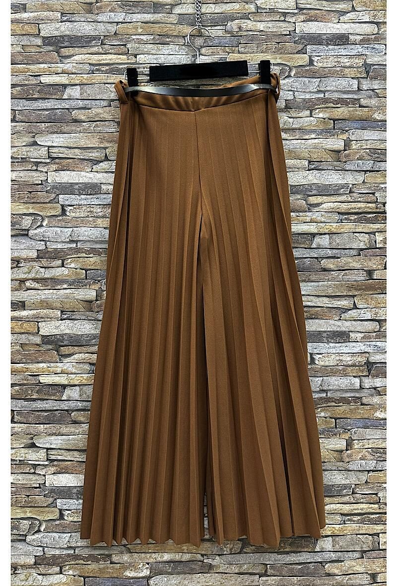 Brown pleated belted trousers